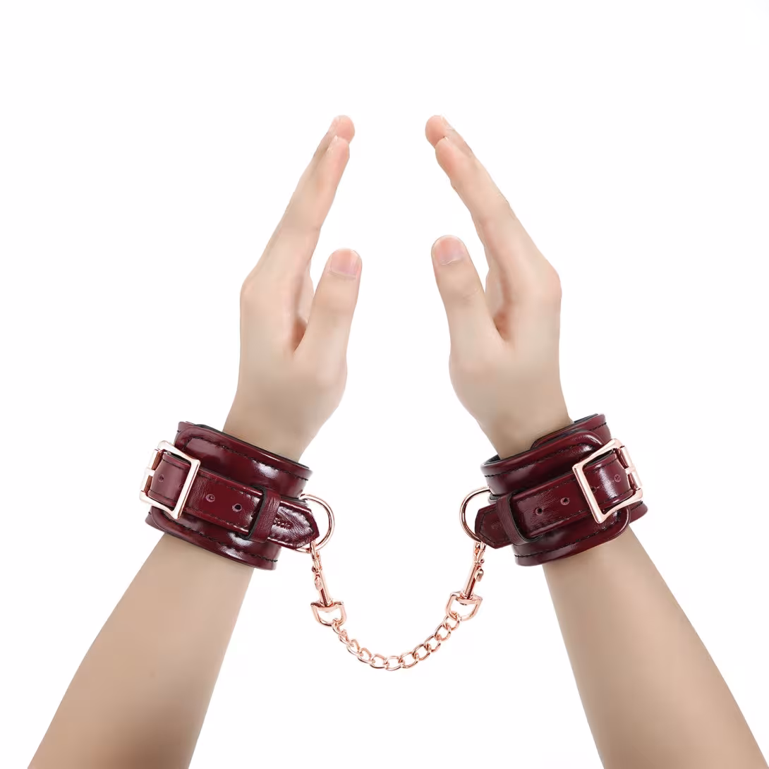 Шкіряні наручники Liebe Seele Wine Red Wrist Cuffs, знімний ланцюжок-кріплення — фото 9