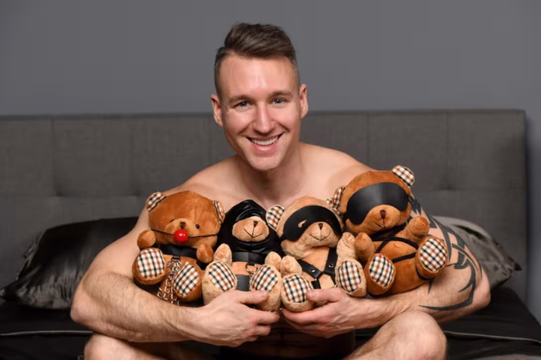 Плюшевий ведмедик HOODED Teddy Bear БДСМ у шкіряному капюшоні з повідцем, 23x16x12 см — фото 7